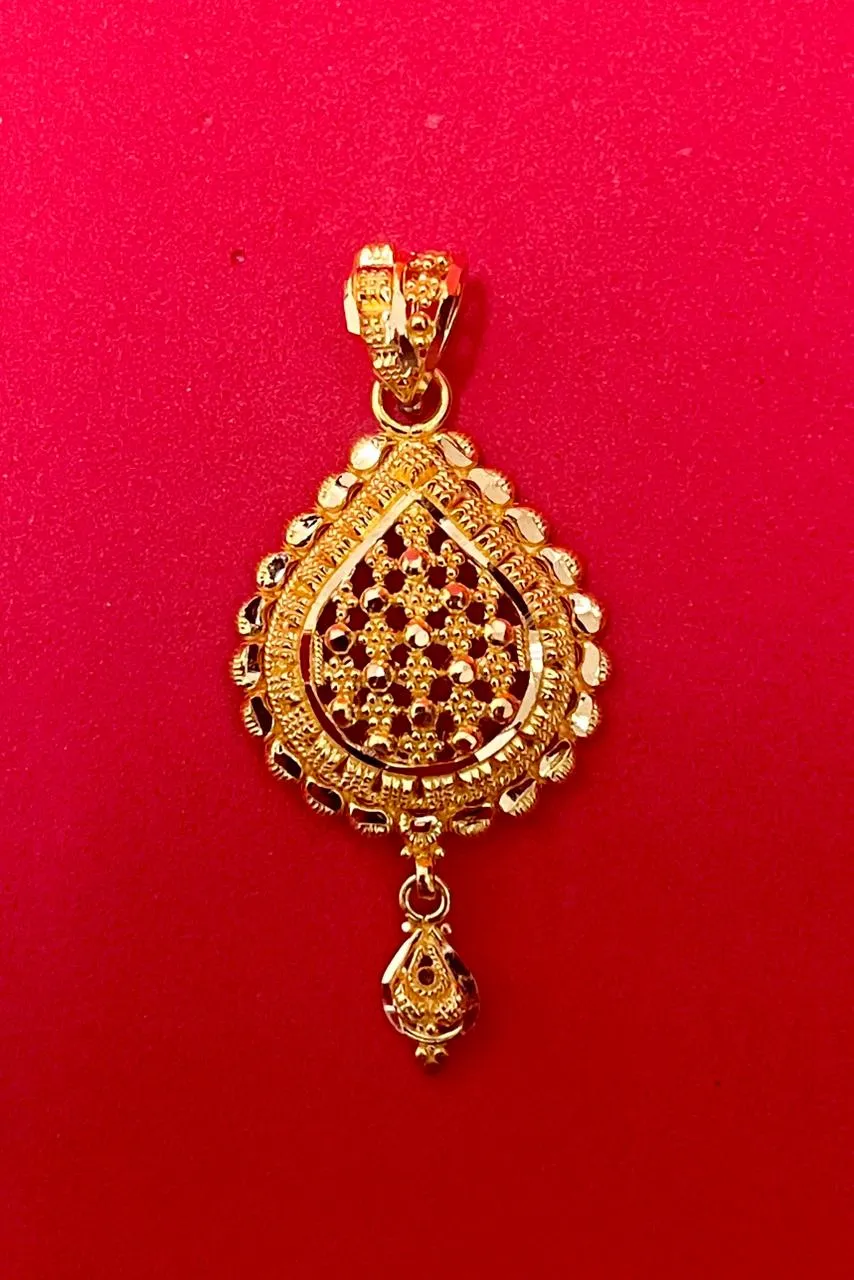 22 KT Gold Designer Engraved Pendant Set (D103)