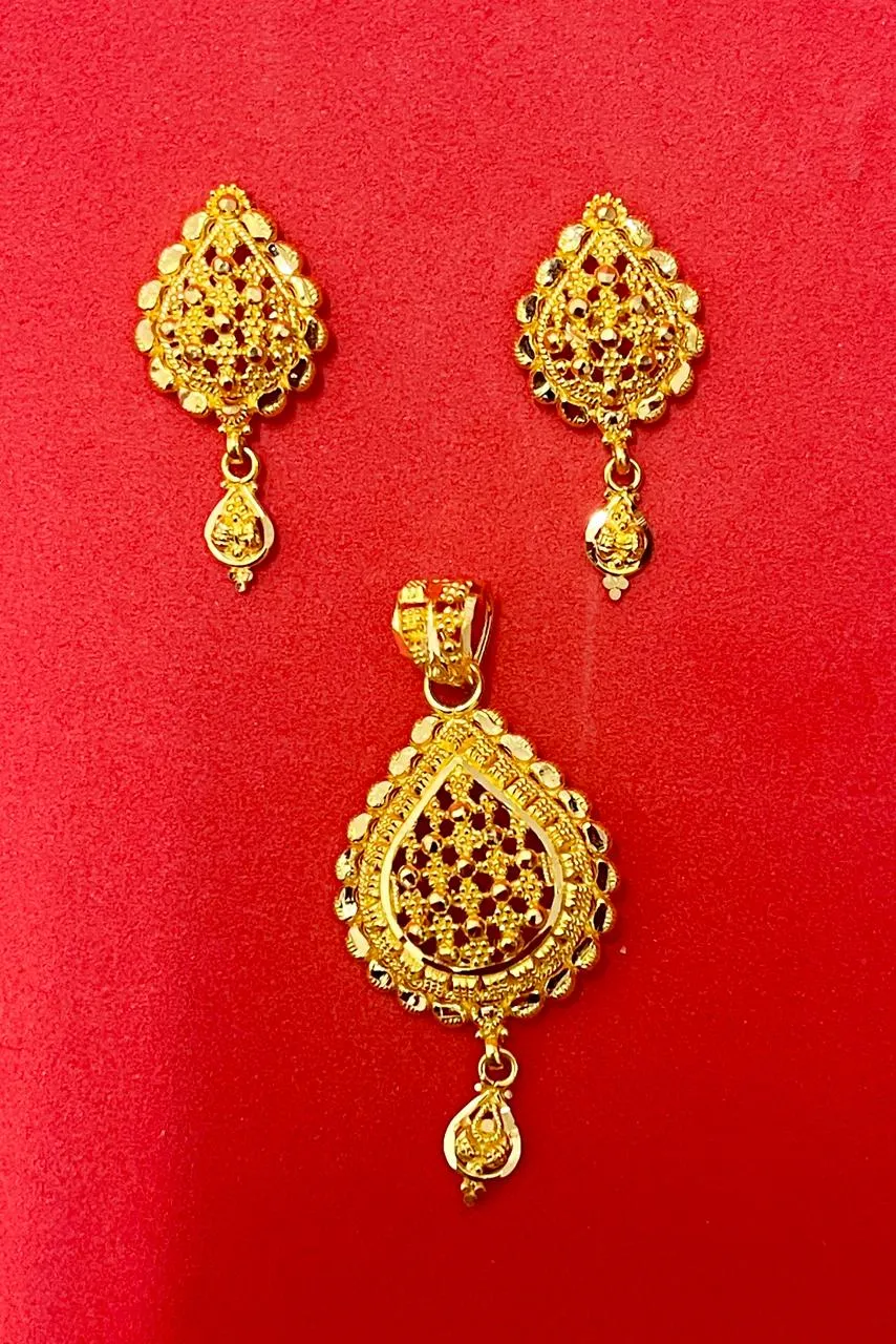 22 KT Gold Designer Engraved Pendant Set (D103)
